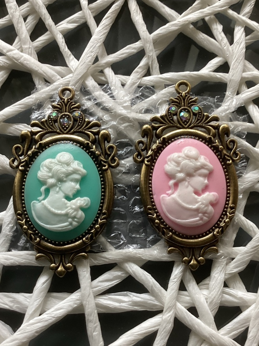 Vintage Style Cameo Pendant Necklace - Pink & Mint Options